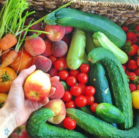 Αγγουράκια και ντοματούλες από τα... χεράκια της Ζιζέλ [εικόνα] | iefimerida.gr 0