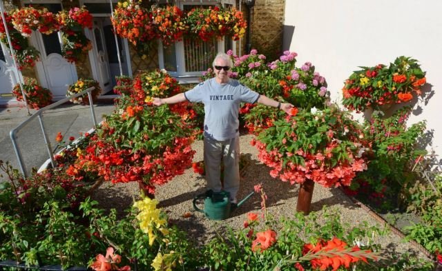 Τυφλός 74χρονος βραβεύτηκε για τον εντυπωσιακό κήπο που φροντίζει μόνος του [εικόνες] | iefimerida.gr 1
