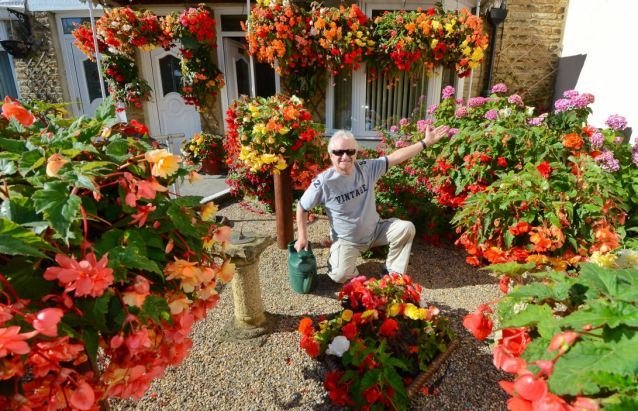 Τυφλός 74χρονος βραβεύτηκε για τον εντυπωσιακό κήπο που φροντίζει μόνος του [εικόνες] | iefimerida.gr 2