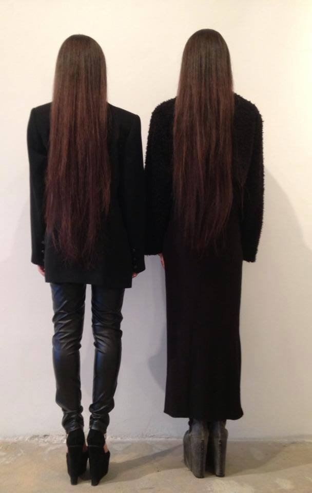 Δύο γκόθικ Κύπριες σχεδιάστριες μόδας κάνουν μακιγιάζ σε νεκρούς -Δουλεύουν σε  γραφείο κηδειών [εικόνες] | iefimerida.gr 1