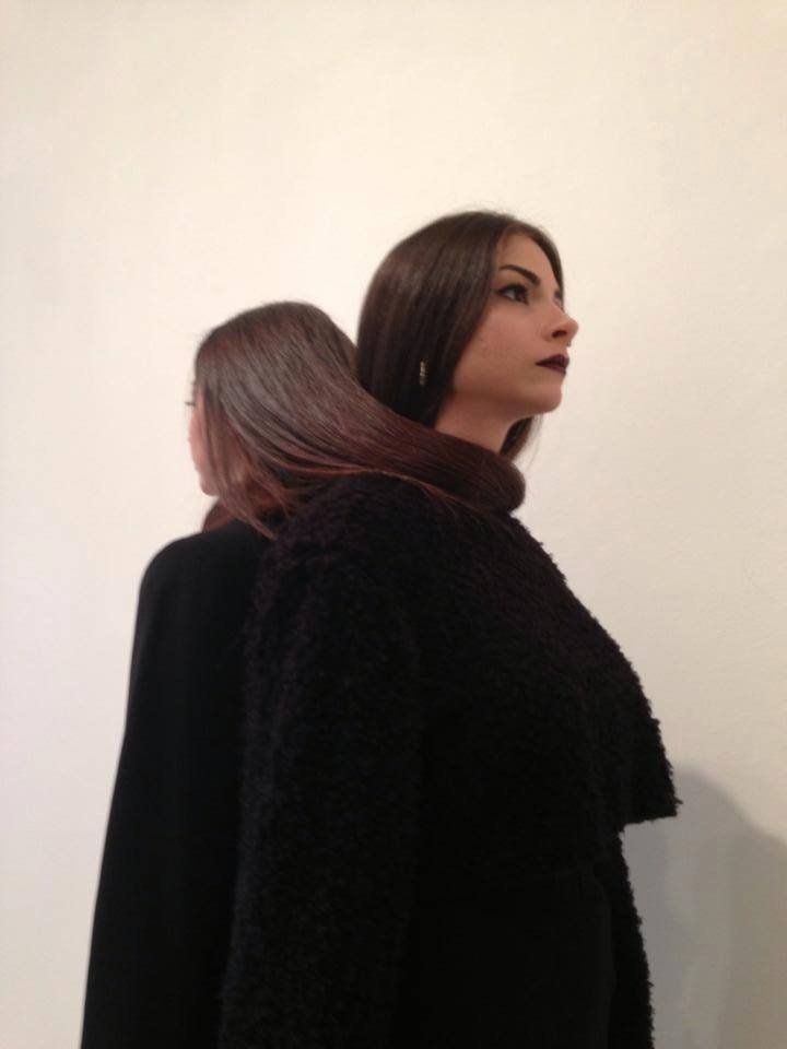 Δύο γκόθικ Κύπριες σχεδιάστριες μόδας κάνουν μακιγιάζ σε νεκρούς -Δουλεύουν σε  γραφείο κηδειών [εικόνες] | iefimerida.gr 0