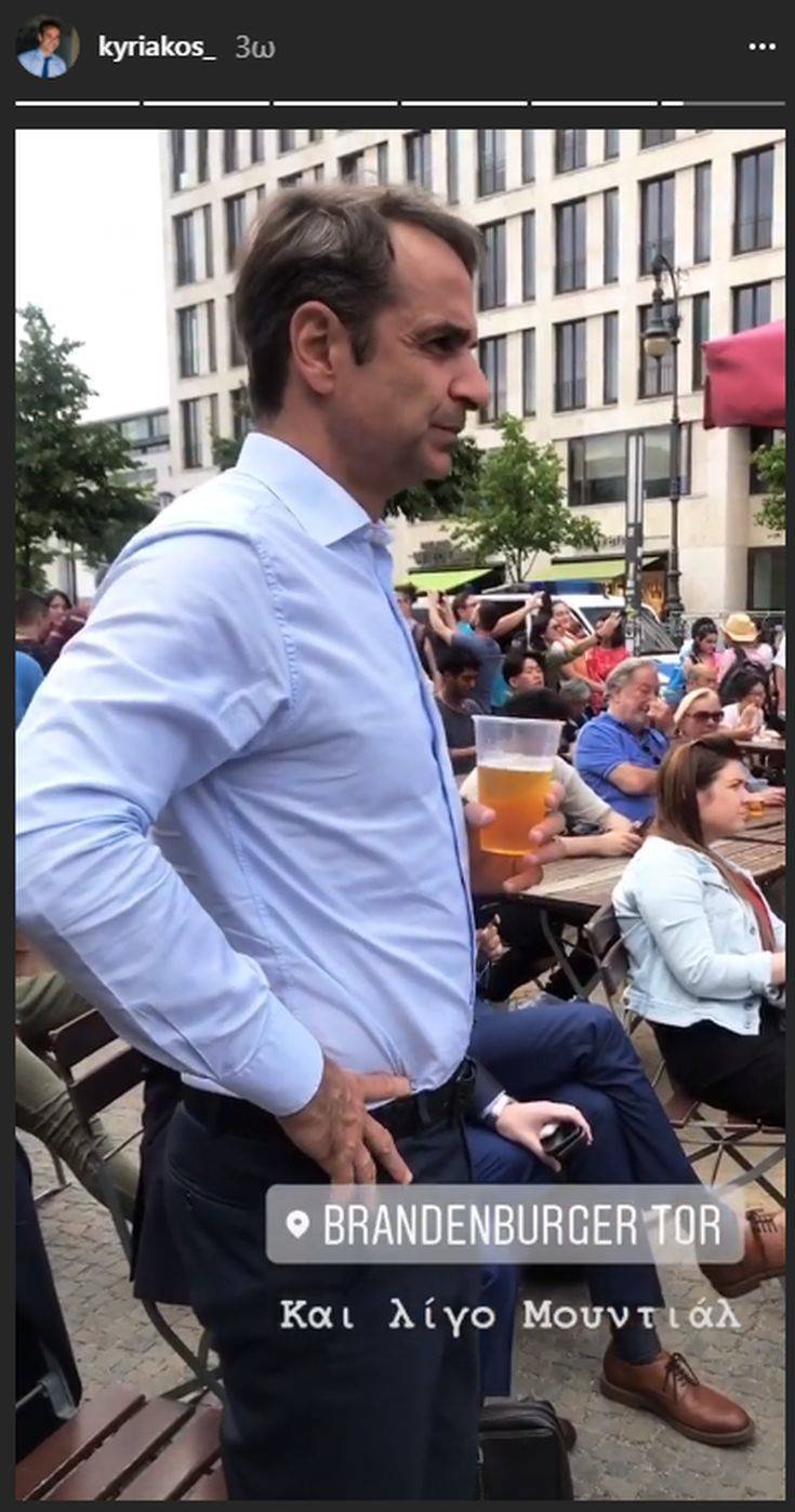 «Και λίγο Μουντιάλ» -Σε μια πλατεία, συνοδεία μπύρας, είδε το Γερμανία-Ν. Κορέα ο Μητσοτάκης [εικόνες] | iefimerida.gr 0