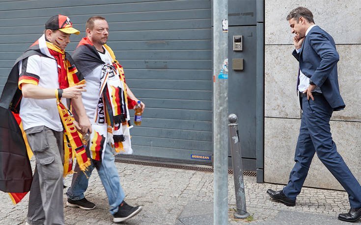 «Και λίγο Μουντιάλ» -Σε μια πλατεία, συνοδεία μπύρας, είδε το Γερμανία-Ν. Κορέα ο Μητσοτάκης [εικόνες] | iefimerida.gr 2