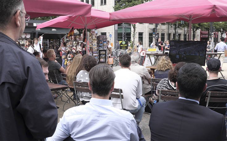 «Και λίγο Μουντιάλ» -Σε μια πλατεία, συνοδεία μπύρας, είδε το Γερμανία-Ν. Κορέα ο Μητσοτάκης [εικόνες] | iefimerida.gr 1