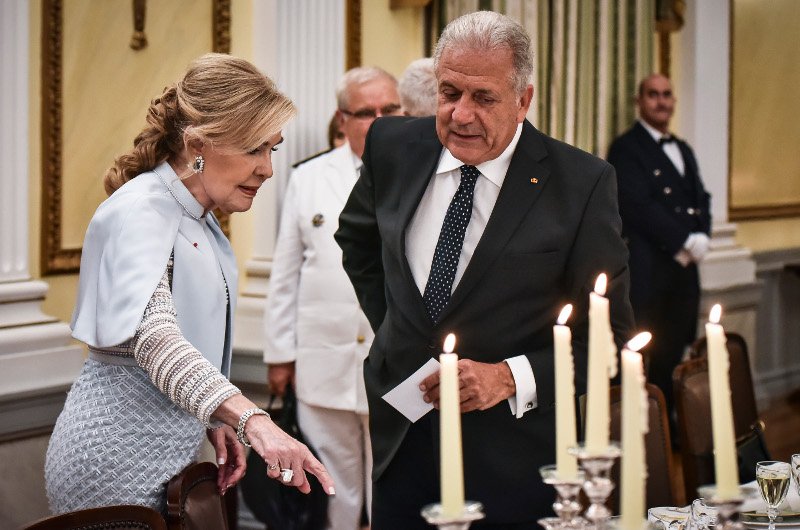 Με κάπα αλά Μπριζίτ η Μαριάννα Βαρδινογιάννη στο Προεδρικό -Τι φόρεσαν οι κυρίες για να συναντήσουν τον Μακρόν | iefimerida.gr 9