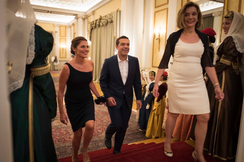 Με κάπα αλά Μπριζίτ η Μαριάννα Βαρδινογιάννη στο Προεδρικό -Τι φόρεσαν οι κυρίες για να συναντήσουν τον Μακρόν | iefimerida.gr 13