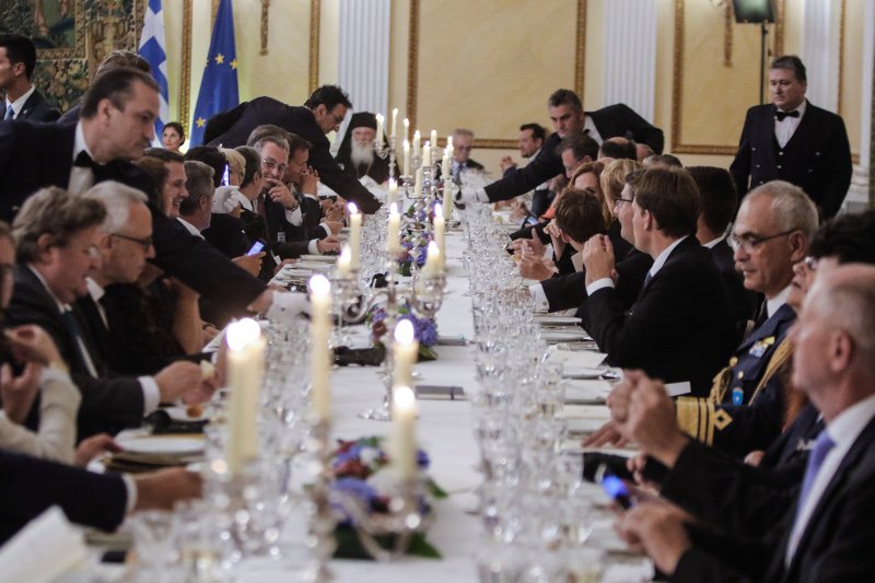 Με κάπα αλά Μπριζίτ η Μαριάννα Βαρδινογιάννη στο Προεδρικό -Τι φόρεσαν οι κυρίες για να συναντήσουν τον Μακρόν | iefimerida.gr 18