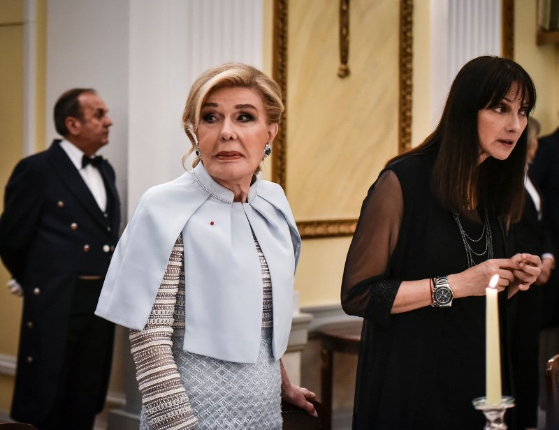 Με κάπα αλά Μπριζίτ η Μαριάννα Βαρδινογιάννη στο Προεδρικό -Τι φόρεσαν οι κυρίες για να συναντήσουν τον Μακρόν | iefimerida.gr 8