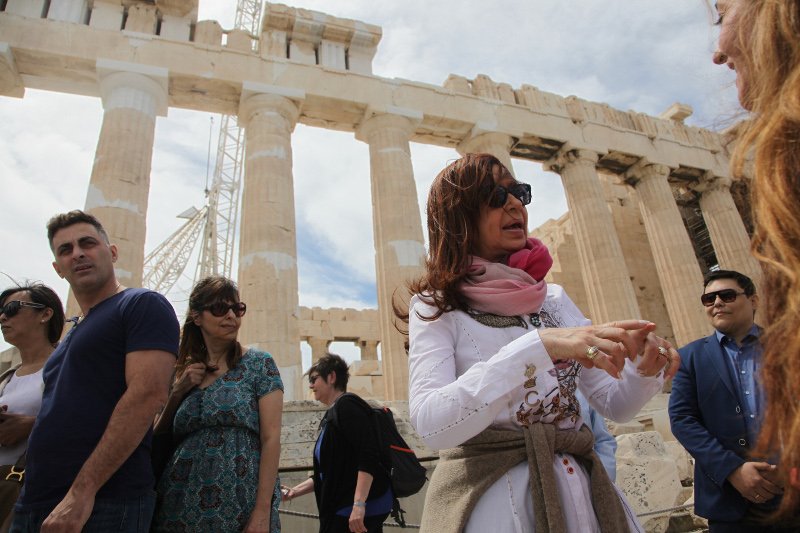 Στην Ακρόπολη η Κίρσνερ -Οι selfie με Αργεντινούς και οι γνώσεις της για την αρχαία Ελλάδα [εικόνες] | iefimerida.gr 1