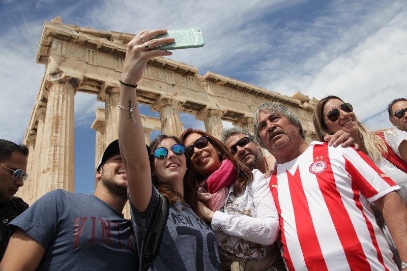 Στην Ακρόπολη η Κίρσνερ -Οι selfie με Αργεντινούς και οι γνώσεις της για την αρχαία Ελλάδα [εικόνες] | iefimerida.gr 2
