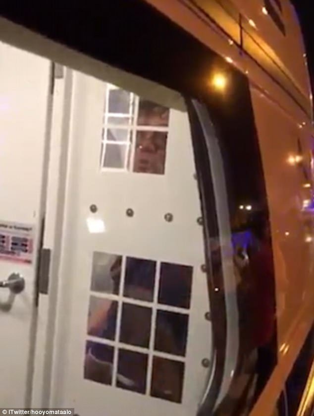 Προκλητικός ο οδηγός του βαν στο Λονδίνο- Εστελνε φιλάκια στην κάμερα μετά τη σύλληψή του [εικόνες & βίντεο] | iefimerida.gr 1