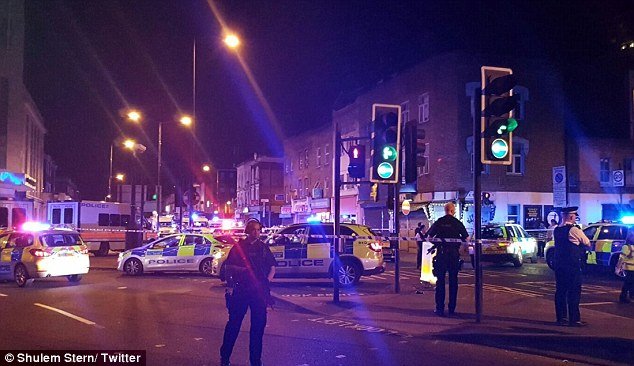 Προκλητικός ο οδηγός του βαν στο Λονδίνο- Εστελνε φιλάκια στην κάμερα μετά τη σύλληψή του [εικόνες & βίντεο] | iefimerida.gr 3