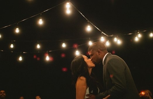 Δέκα συν ένα γαμήλια φιλιά -Οταν ο γαμπρός ασπάζεται τη νύφη και οι προσκεκλημένοι τους αποθεώνουν [εικόνες] | iefimerida.gr 3