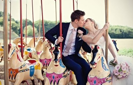 Δέκα συν ένα γαμήλια φιλιά -Οταν ο γαμπρός ασπάζεται τη νύφη και οι προσκεκλημένοι τους αποθεώνουν [εικόνες] | iefimerida.gr 5