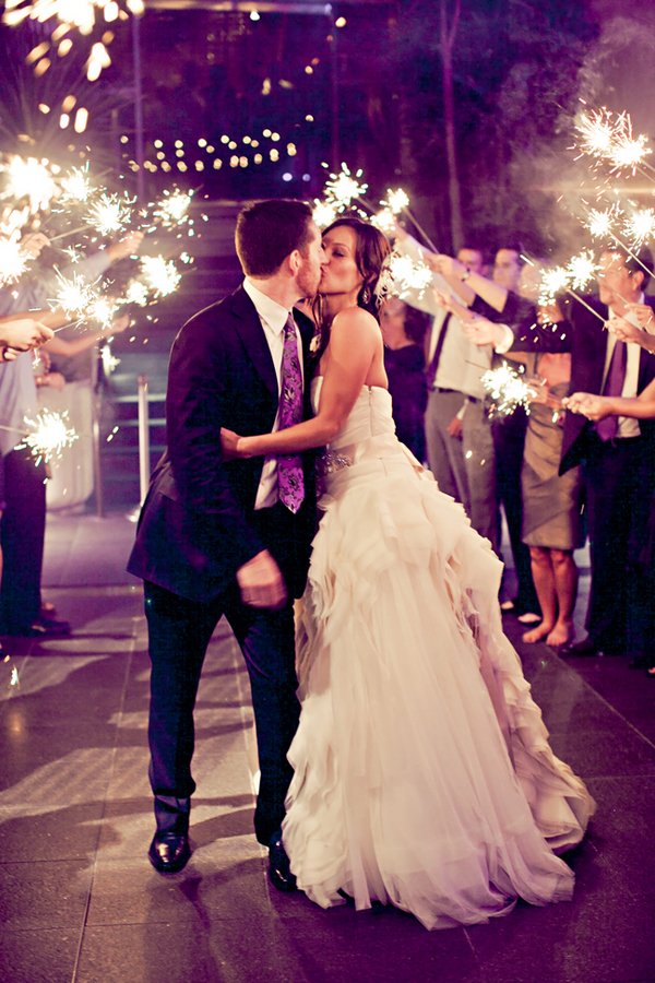 Δέκα συν ένα γαμήλια φιλιά -Οταν ο γαμπρός ασπάζεται τη νύφη και οι προσκεκλημένοι τους αποθεώνουν [εικόνες] | iefimerida.gr 7