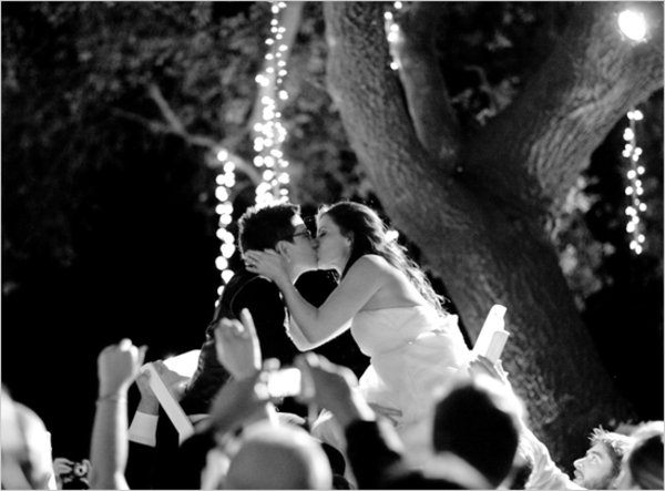 Δέκα συν ένα γαμήλια φιλιά -Οταν ο γαμπρός ασπάζεται τη νύφη και οι προσκεκλημένοι τους αποθεώνουν [εικόνες] | iefimerida.gr 8