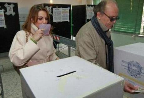 Η αρραβωνιαστικιά του Mπερλουσκόνι φίλησε το ψηφοδέλτιο πριν το ρίξει [εικόνα] | iefimerida.gr 0