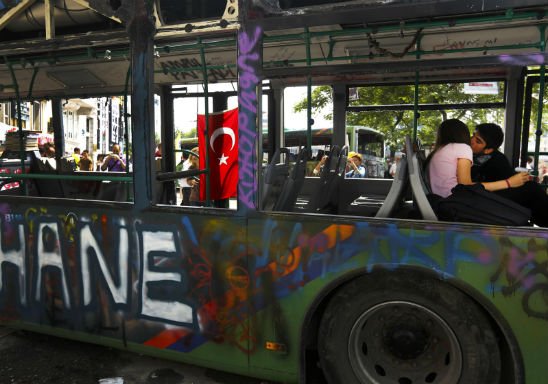 Στην Πλατεία Ταξίμ τα φιλιά είναι πλέον ελεύθερα -Ο Γιάννης Μπεχράκης τα φωτογραφίζει [εικόνα] | iefimerida.gr 0