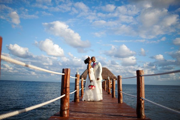 Δέκα συν ένα γαμήλια φιλιά -Οταν ο γαμπρός ασπάζεται τη νύφη και οι προσκεκλημένοι τους αποθεώνουν [εικόνες] | iefimerida.gr 0