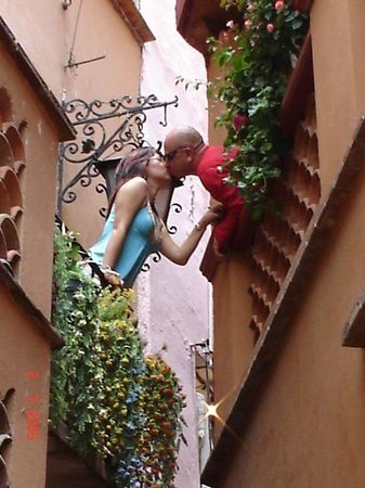 Το σοκάκι του φιλιού -Με μία αγκαλιά εκεί διασφαλίζεις δεκαπέντε χρόνια ευτυχίας [εκόνες] | iefimerida.gr 3