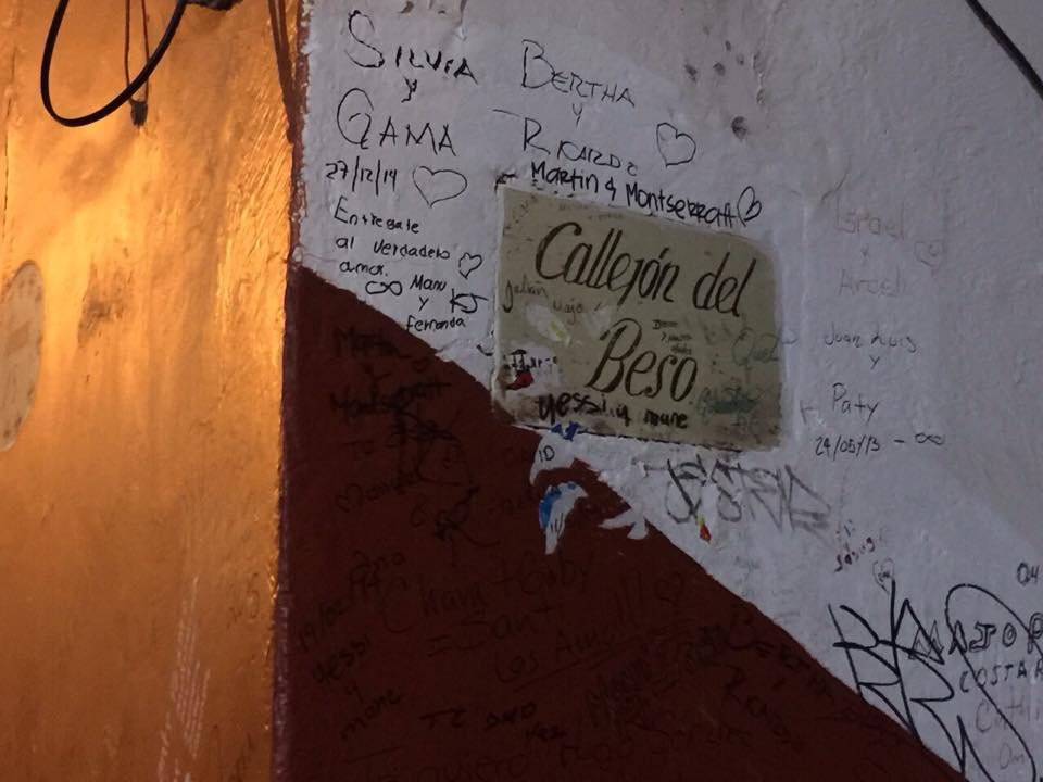 Το σοκάκι του φιλιού -Με μία αγκαλιά εκεί διασφαλίζεις δεκαπέντε χρόνια ευτυχίας [εκόνες] | iefimerida.gr 2