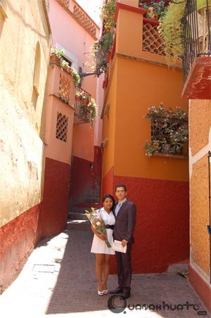 Το σοκάκι του φιλιού -Με μία αγκαλιά εκεί διασφαλίζεις δεκαπέντε χρόνια ευτυχίας [εκόνες] | iefimerida.gr 6