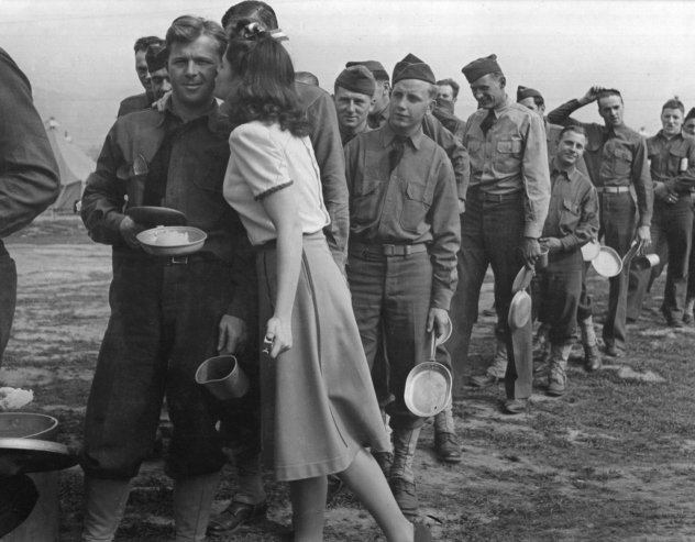 Η απίστευτη ιστορία μιας κοπέλας που έβαλε στόχο να φιλήσει 10.000 στρατιώτες το 1943 [εικόνες] | iefimerida.gr 4