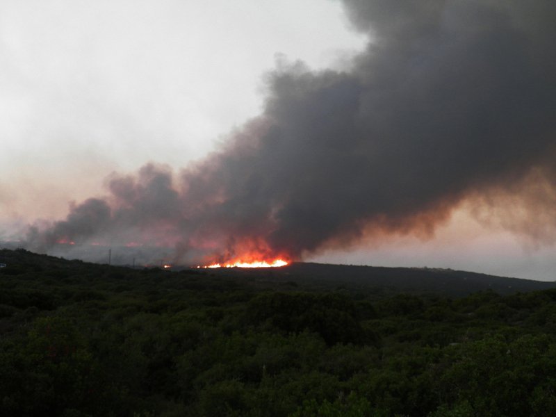 Δύσκολη νύχτα για τα Κύθηρα: Ανεξέλεγκτη η φωτιά, εκκενώθηκαν οικισμοί | iefimerida.gr 11