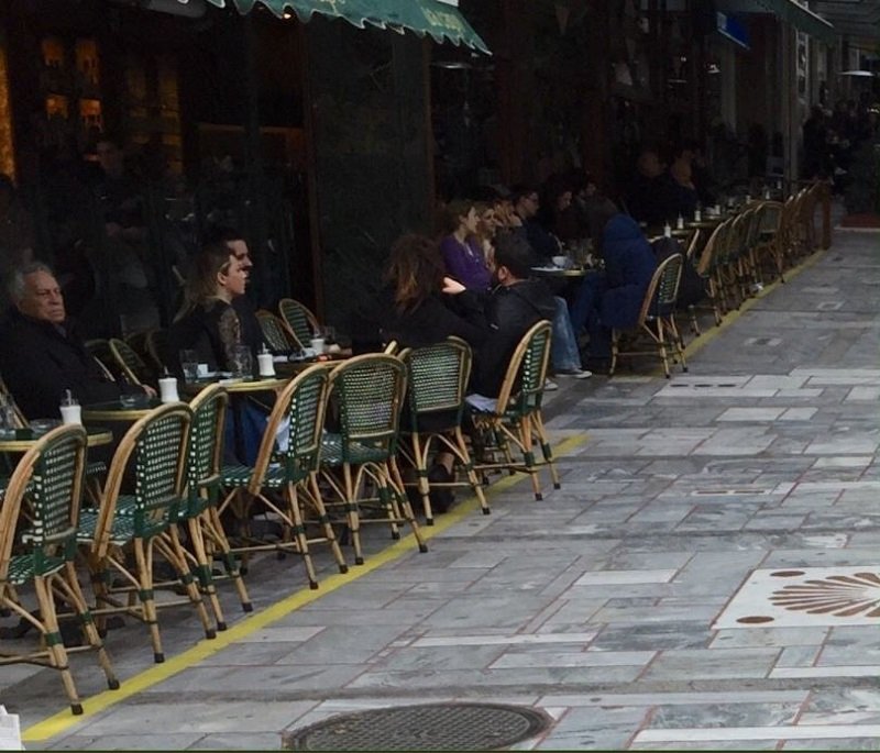 Με μια κίτρινη γραμμή θα οριοθετούνται τα τραπεζοκαθίσματα στην Αθήνα [εικόνες] | iefimerida.gr 1
