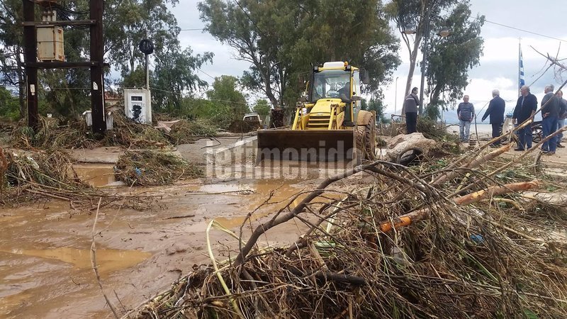 Αργολίδα: Επιχείρηση απεγκλωβισμού 8μελούς οικογένειας -Επεσε γεφύρι που οδηγεί στο σπίτι τους [εικόνες & βίντεο] | iefimerida.gr 0