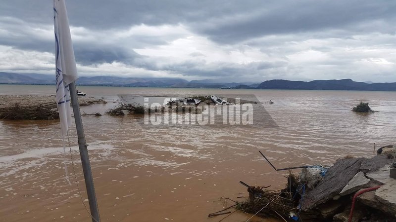 Αργολίδα: Επιχείρηση απεγκλωβισμού 8μελούς οικογένειας -Επεσε γεφύρι που οδηγεί στο σπίτι τους [εικόνες & βίντεο] | iefimerida.gr 1