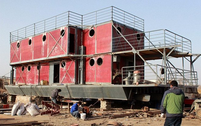 Σύγχρονος Νώε - Εφτιαξε κιβωτό για να σωθεί από το τέλος του κόσμου στις... 21/12 [εικόνες] | iefimerida.gr 0