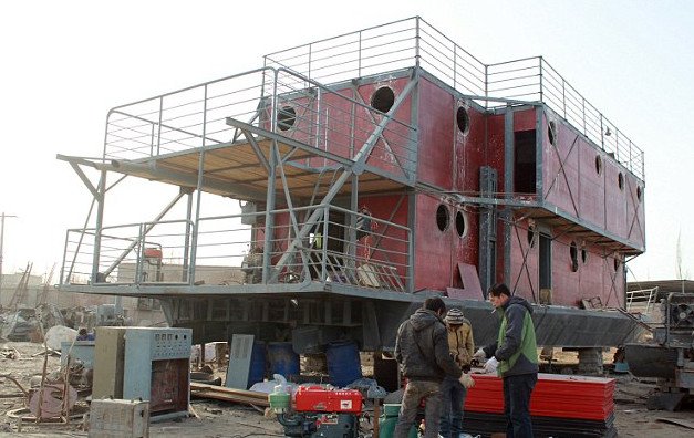 Σύγχρονος Νώε - Εφτιαξε κιβωτό για να σωθεί από το τέλος του κόσμου στις... 21/12 [εικόνες] | iefimerida.gr 1