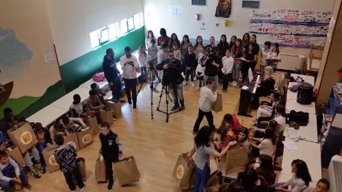 Νάξος: Μαθητές προσέφεραν δώρα για το Πάσχα στα παιδιά της Κιβωτού του Κόσμου [εικόνες] | iefimerida.gr 0