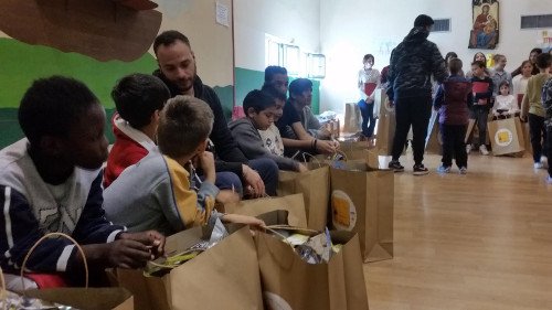 Νάξος: Μαθητές προσέφεραν δώρα για το Πάσχα στα παιδιά της Κιβωτού του Κόσμου [εικόνες] | iefimerida.gr 2