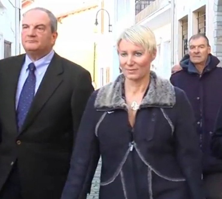 Ολη η οικογένεια Καραμανλή αποχαιρέτησε την Αθηνά [εικόνες] | iefimerida.gr 0