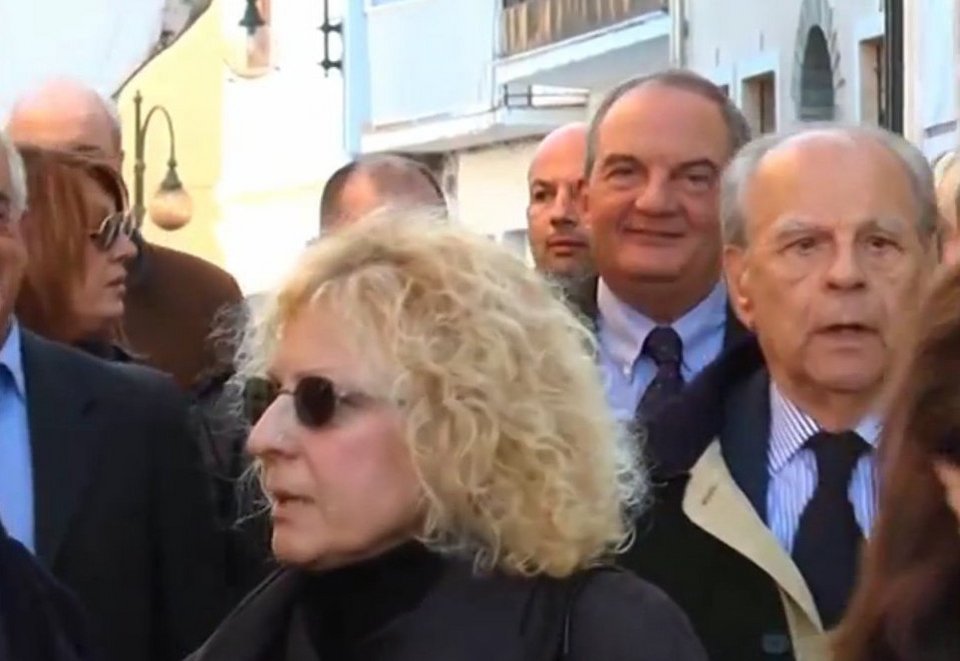 Ολη η οικογένεια Καραμανλή αποχαιρέτησε την Αθηνά [εικόνες] | iefimerida.gr 3