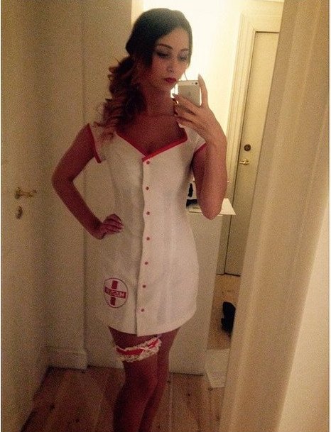 Χαμός στο διαδίκτυο με το μπούστο Δανέζας πολιτικού - Ετσι πήγε σε κομματική εκδήλωση [εικόνες] | iefimerida.gr 4