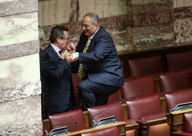  Ο Καραμανλής πηδάει τα έδρανα της βουλής και τον κρατάει ο Νικολόπουλος [εικόνες] | iefimerida.gr 5