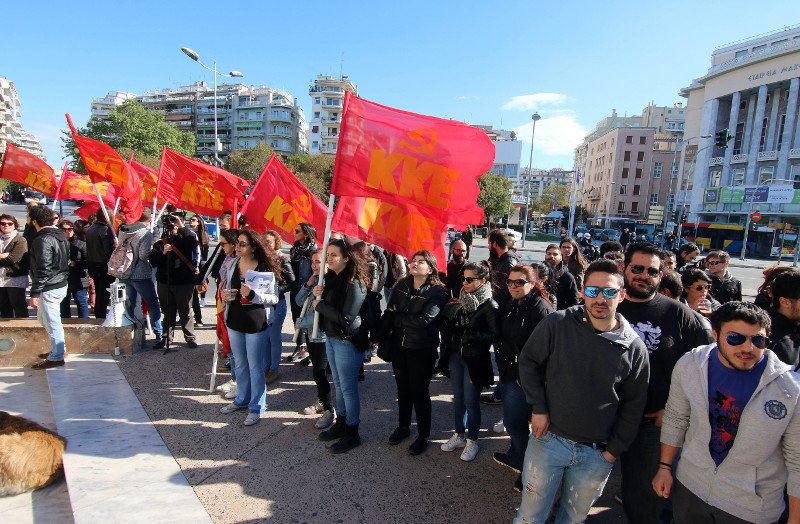 Μέλη του ΚΚΕ κρέμασαν τεράστιο πανό στον Λευκό Πύργο -Για τους πρόσφυγες [εικόνες & βίντεο] | iefimerida.gr 1