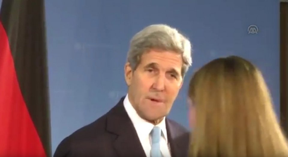 Οταν ο Τζον Κέρι έχασε τα λόγια του με την καλλονή υπάλληλο του ΥΠΕΞ της Γερμανίας [εικόνες & βίντεο] | iefimerida.gr 1