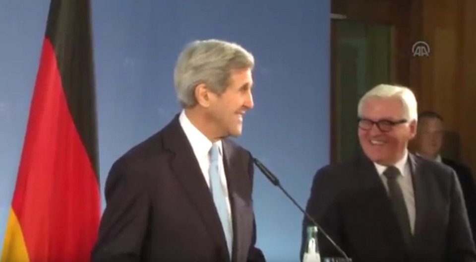 Οταν ο Τζον Κέρι έχασε τα λόγια του με την καλλονή υπάλληλο του ΥΠΕΞ της Γερμανίας [εικόνες & βίντεο] | iefimerida.gr 3