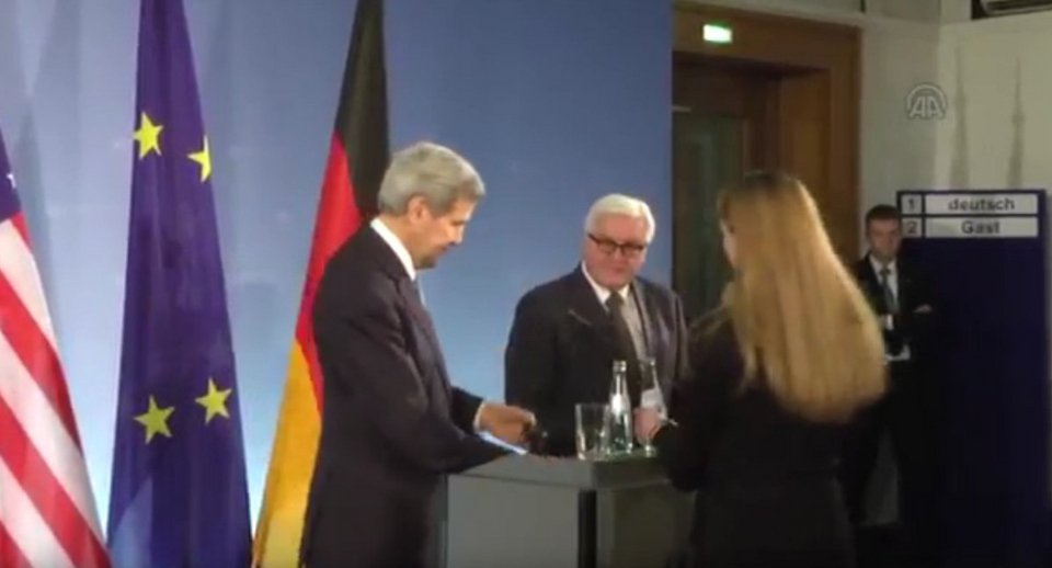 Οταν ο Τζον Κέρι έχασε τα λόγια του με την καλλονή υπάλληλο του ΥΠΕΞ της Γερμανίας [εικόνες & βίντεο] | iefimerida.gr 0