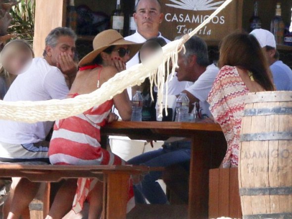 Ζεύγος Κλούνεϊ -Τα πολυτελή Χριστούγεννα στο Μεξικό με την Σίντι Κρόφορντ [εικόνες] | iefimerida.gr 0