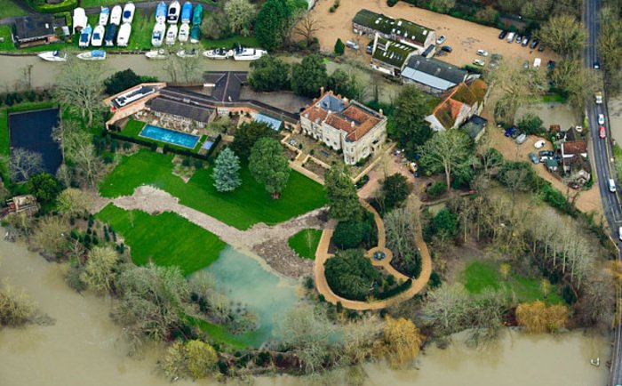 Πλημμύρισε το σπίτι-«παλάτι» του Τζορτζ Κλούνεϊ στη Βρετανία [εικόνες]  | iefimerida.gr 0