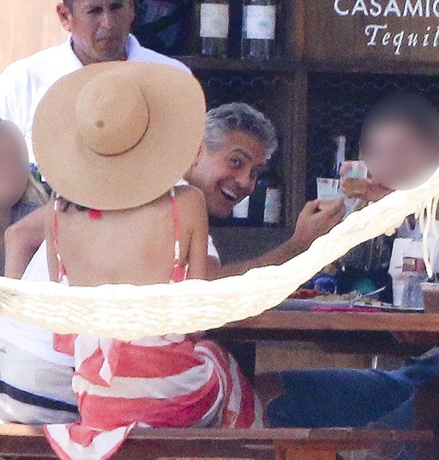 Ζεύγος Κλούνεϊ -Τα πολυτελή Χριστούγεννα στο Μεξικό με την Σίντι Κρόφορντ [εικόνες] | iefimerida.gr 1