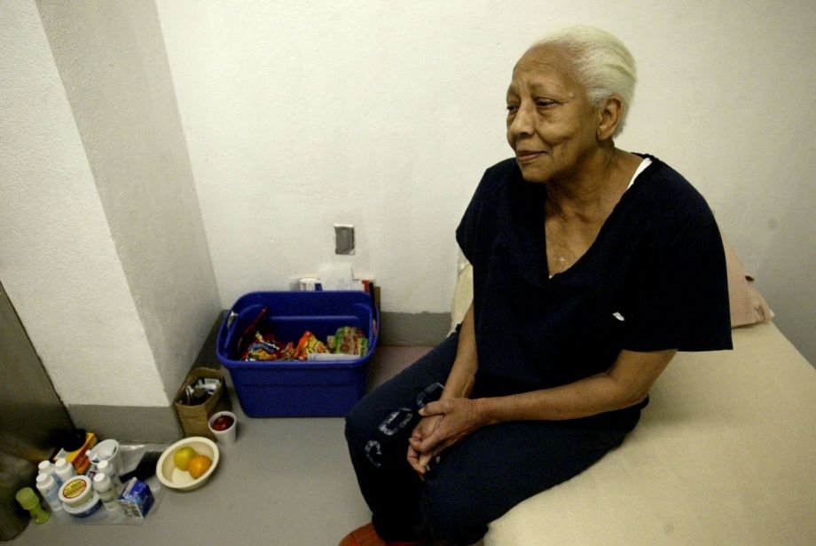 Αμετανόητη η πιο διάσημη κλέφτρα της Αμερικής- Εκλεψε στα 85 της σκουλαρίκια Dior [εικόνες]  | iefimerida.gr 3