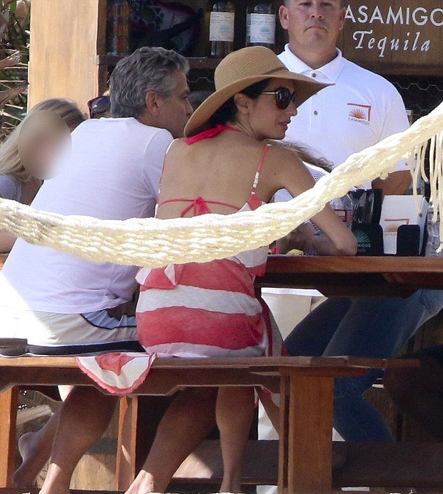 Ζεύγος Κλούνεϊ -Τα πολυτελή Χριστούγεννα στο Μεξικό με την Σίντι Κρόφορντ [εικόνες] | iefimerida.gr 2