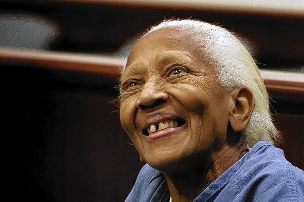 Αμετανόητη η πιο διάσημη κλέφτρα της Αμερικής- Εκλεψε στα 85 της σκουλαρίκια Dior [εικόνες]  | iefimerida.gr 1