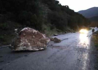 Κατολίσθηση βράχων στο οδικό δίκτυο Κλειτορίας προς Τρίπολη -Λόγω βροχόπτωσης [εικόνες] | iefimerida.gr 1